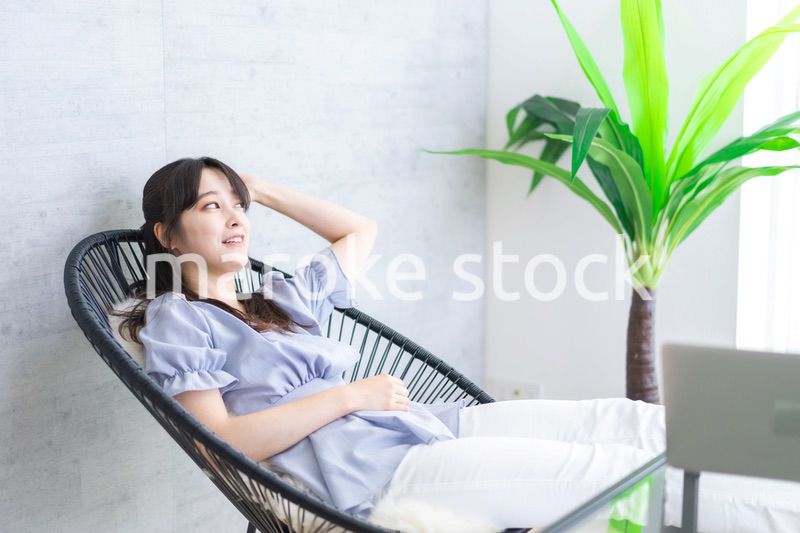 自宅でリラックスをするセレブの女性