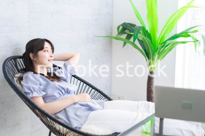 自宅でリラックスをするセレブの女性