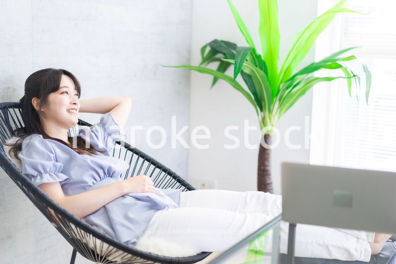 自宅でリラックスをするセレブの女性