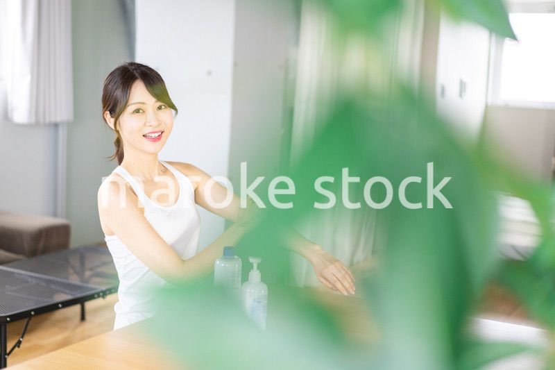 腕にクリームを塗る若い女性