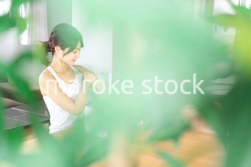 腕にクリームを塗る若い女性