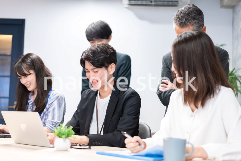 オフィスで打ち合わせをするオフィスワーカー