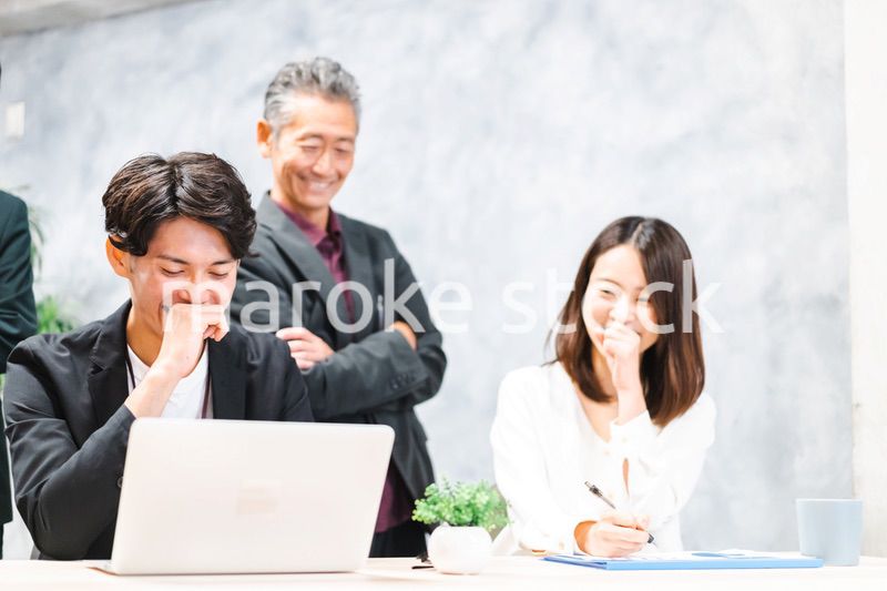 オフィスで打ち合わせをするオフィスワーカー