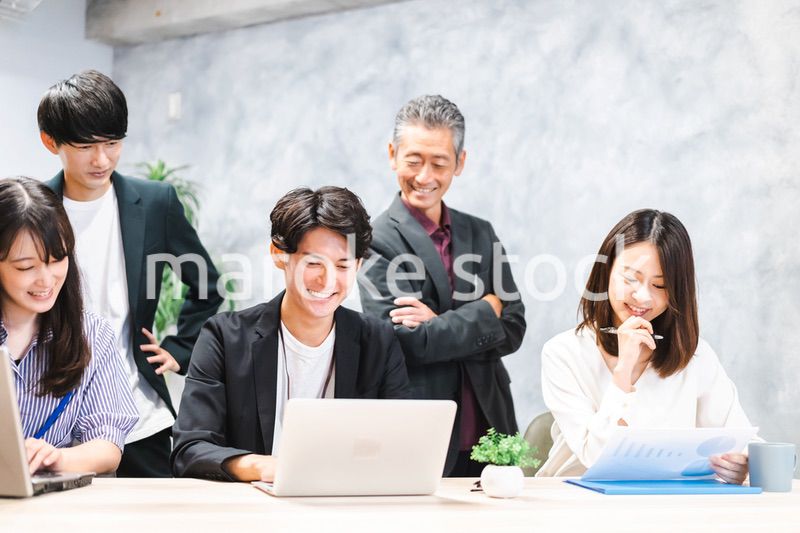 オフィスで打ち合わせをするオフィスワーカー