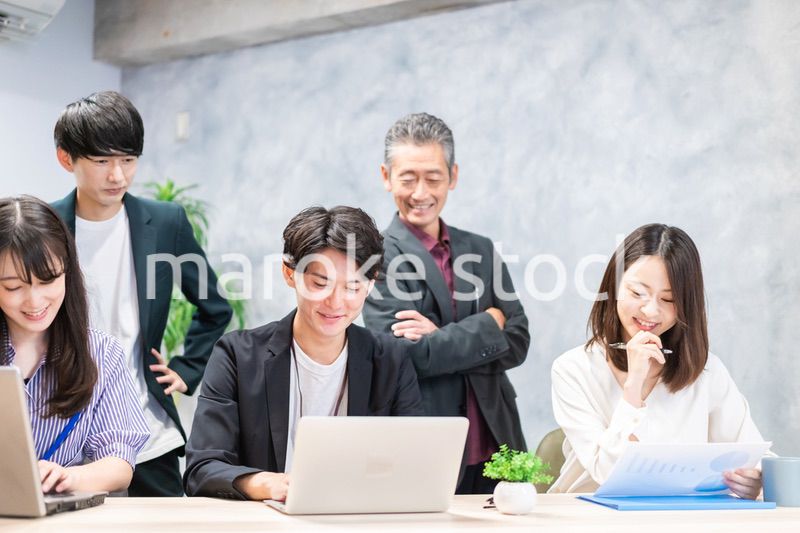 オフィスで打ち合わせをするオフィスワーカー