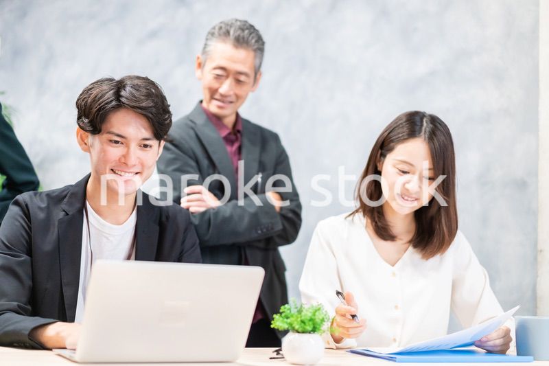 オフィスで打ち合わせをするオフィスワーカー