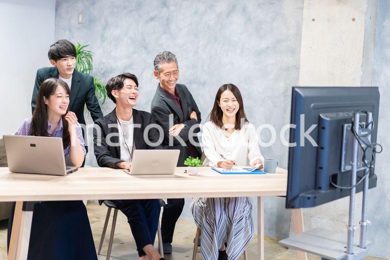 オフィスで打ち合わせをするオフィスワーカー