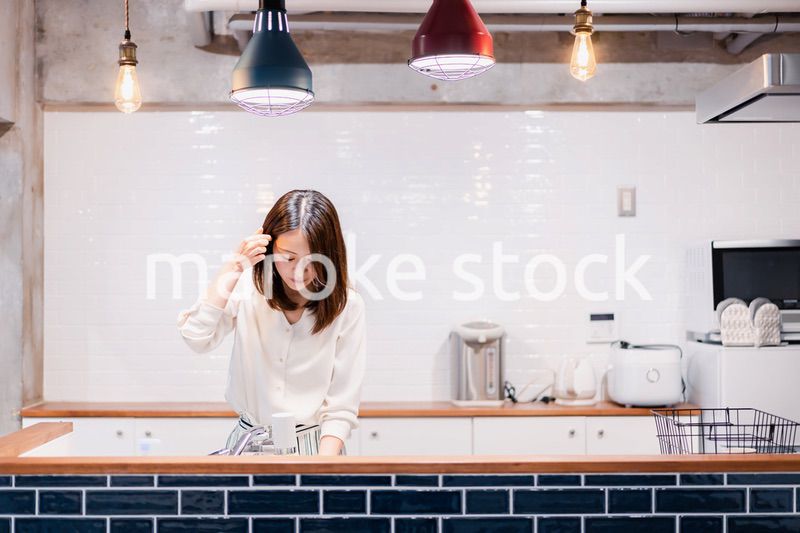 キッチンで料理をする主婦