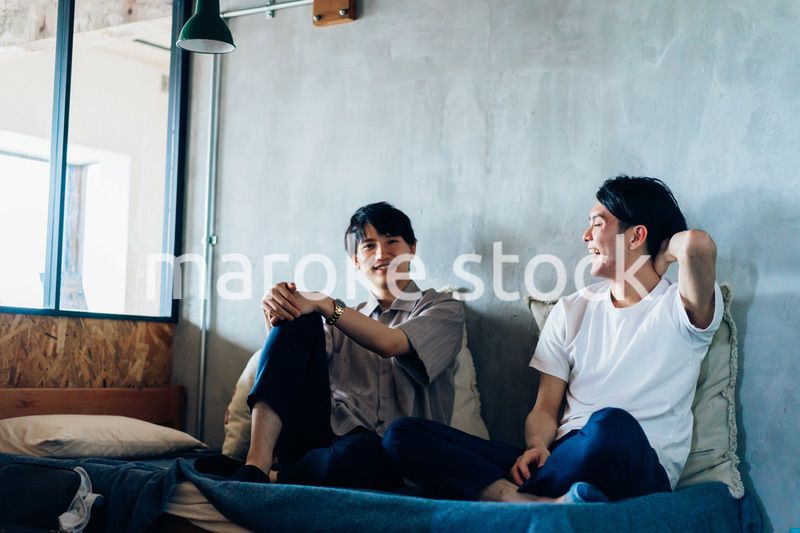 寮生活をする若い男子学生