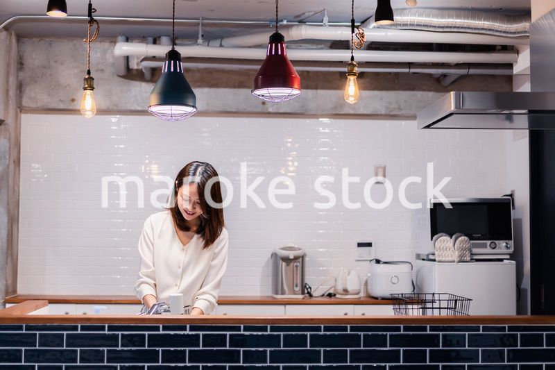 キッチンで料理をする主婦