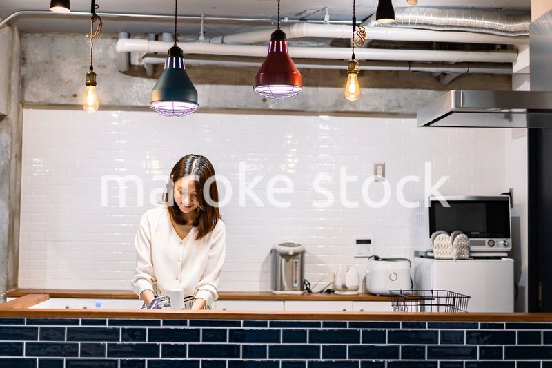 キッチンで料理をする主婦