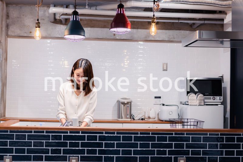 キッチンで料理をする主婦