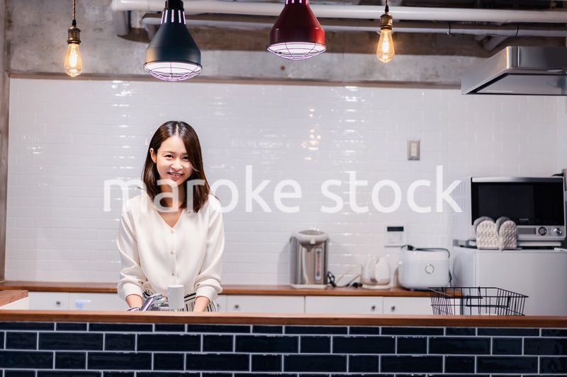 キッチンで料理をする主婦