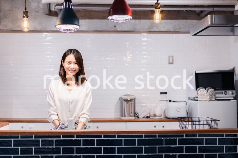 キッチンで料理をする主婦