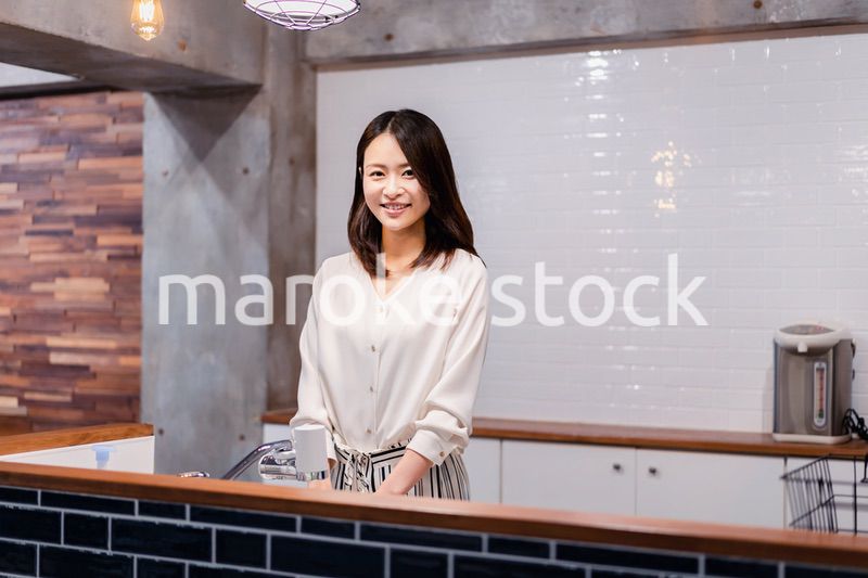 キッチンで料理をする主婦