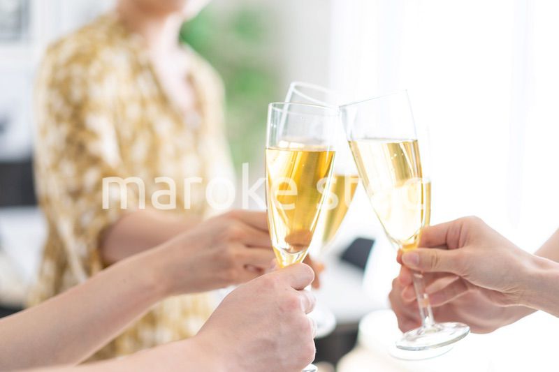 乾杯をする若い男女