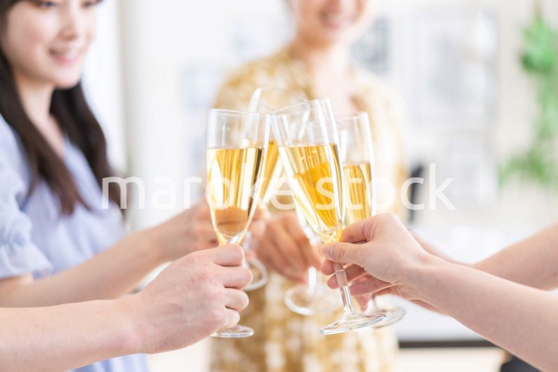 パーティーで乾杯をする若い男女