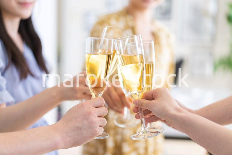 乾杯をする若い男女