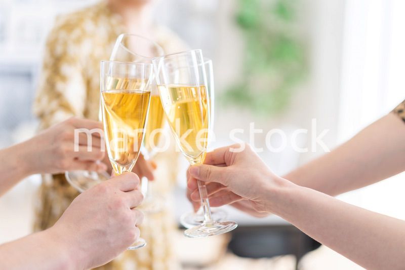 パーティーで乾杯をする若い男女