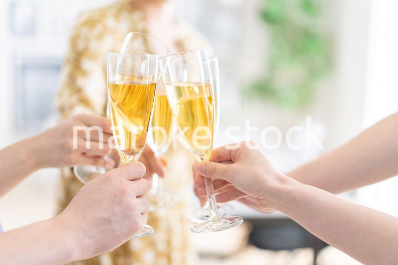 乾杯をする若い男女