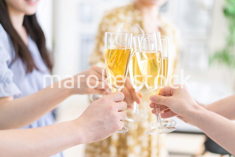 乾杯をする若い男女