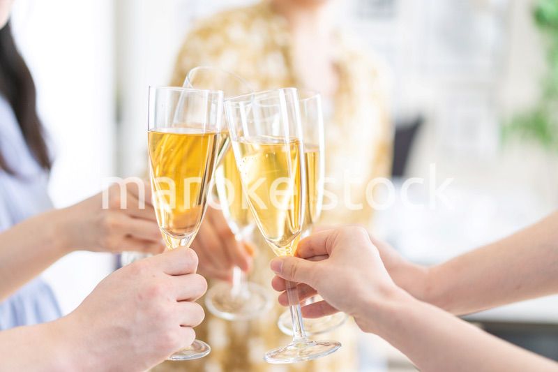 乾杯をする若い男女