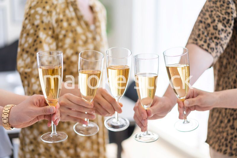 パーティーで乾杯をする若い男女