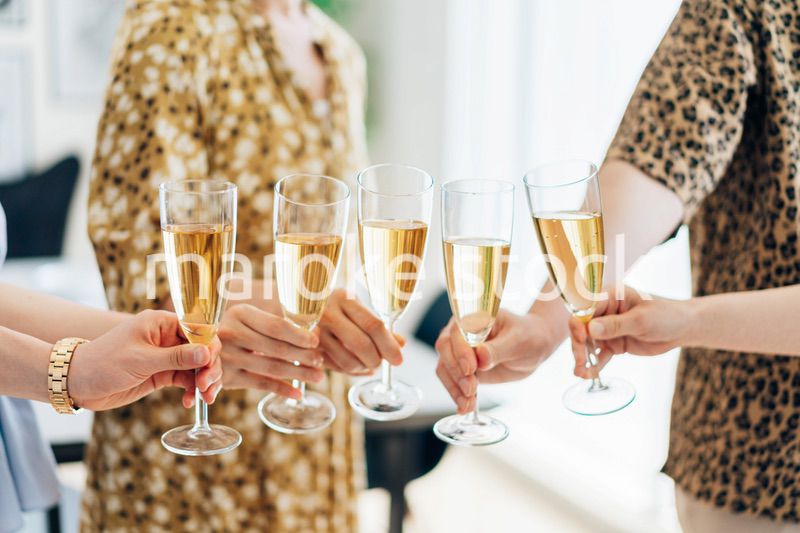 乾杯をする若い男女