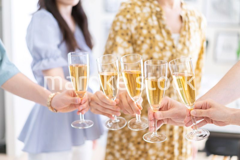 パーティーで乾杯をする若い男女