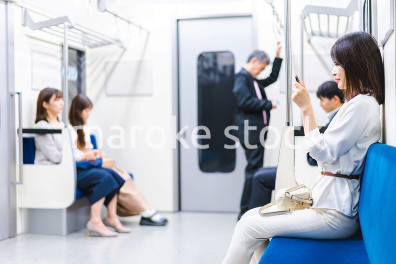 電車・地下鉄で移動する人々