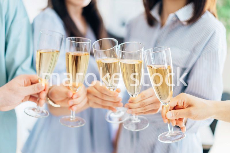 乾杯をする若い男女