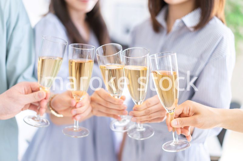 パーティーで乾杯をする若い男女