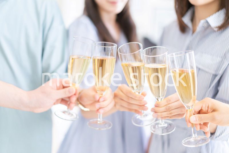 乾杯をする若い男女