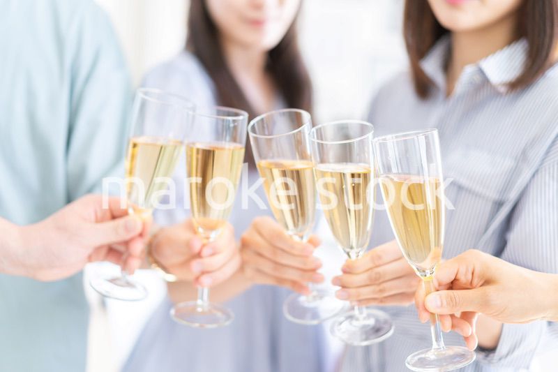 乾杯をする若い男女