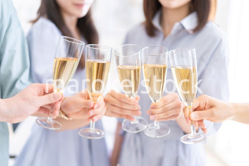 パーティーで乾杯をする若い男女