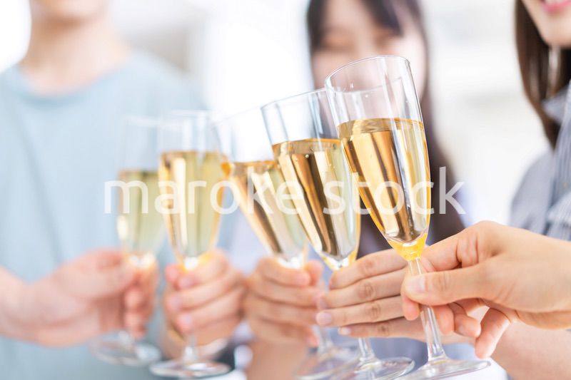 パーティーで乾杯をする若い男女