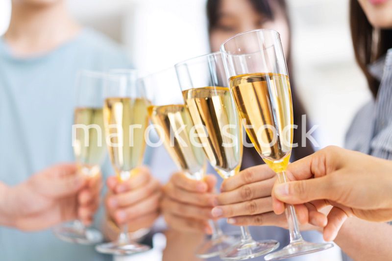 乾杯をする若い男女