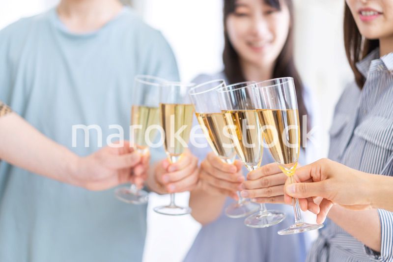 パーティーで乾杯をする若い男女