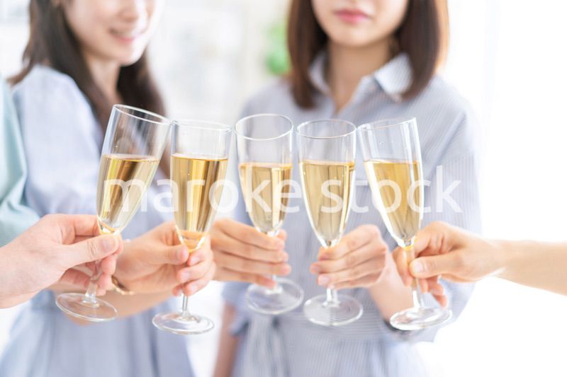 乾杯をする若い男女