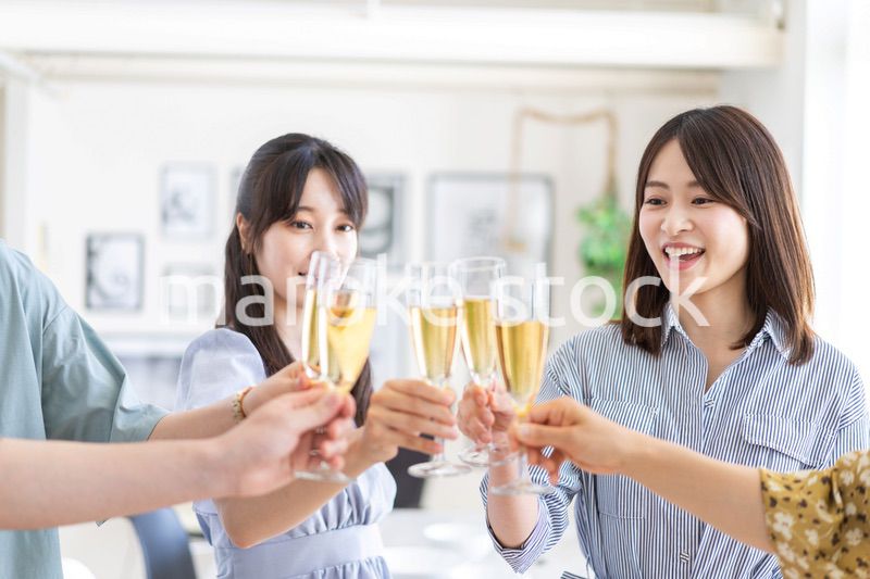 乾杯をする若い男女