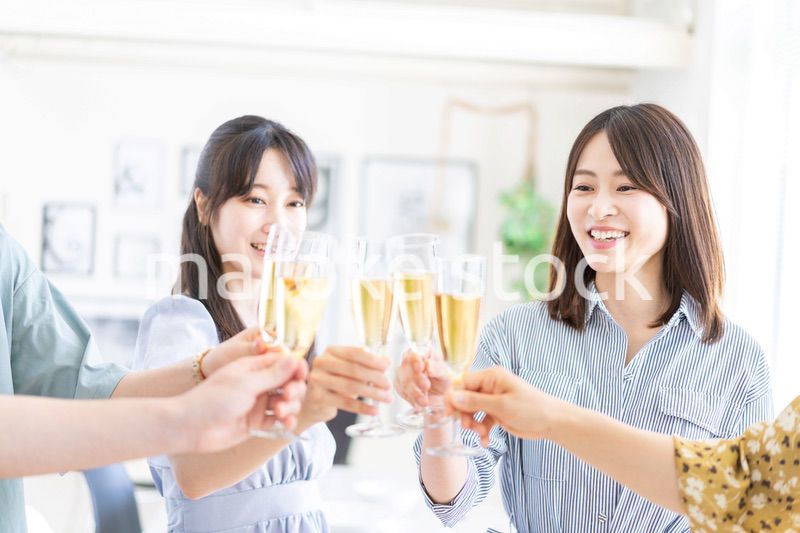 乾杯をする若い男女