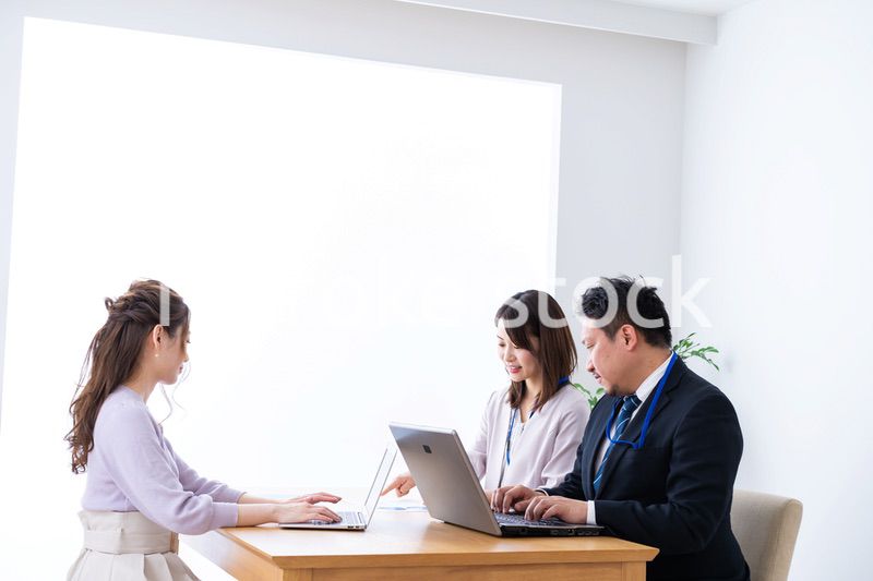 クライアントとのミーティングをするビジネスパーソン