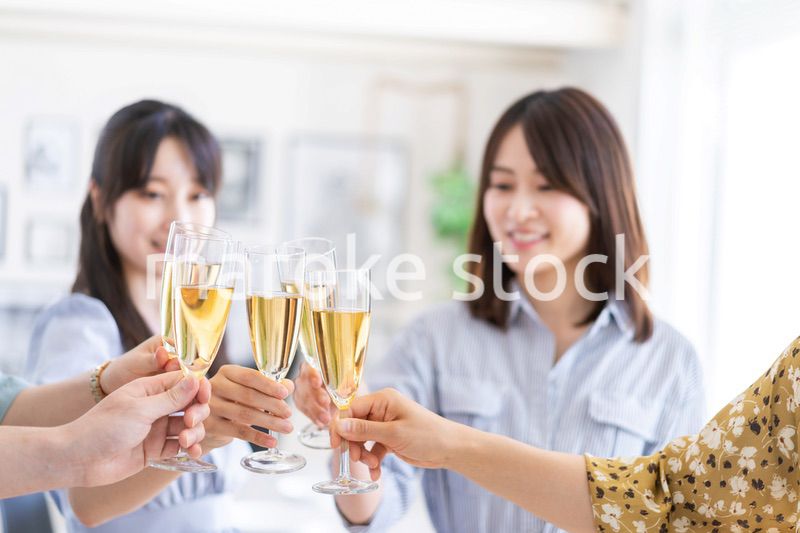 パーティーで乾杯をする若い男女