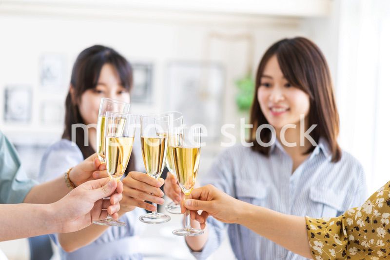 乾杯をする若い男女