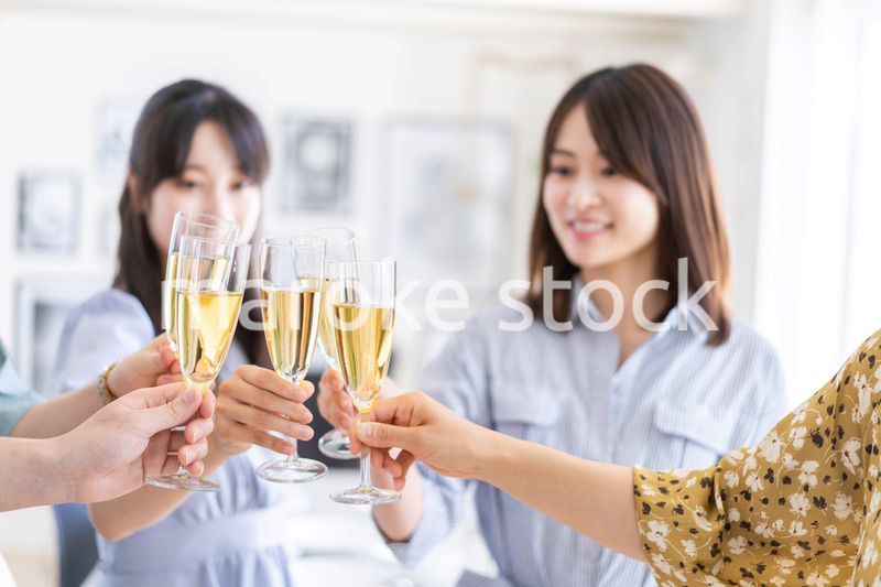 パーティーで乾杯をする若い男女