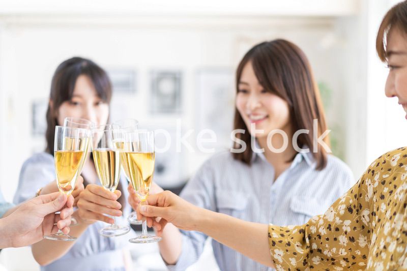 乾杯をする若い男女