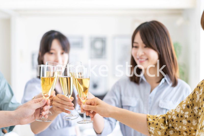 乾杯をする若い男女