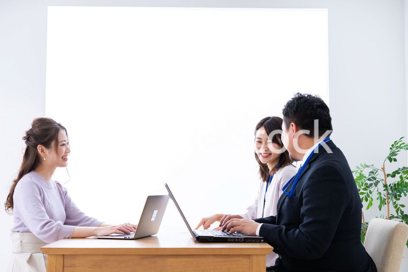 クライアントとのミーティングをするビジネスパーソン