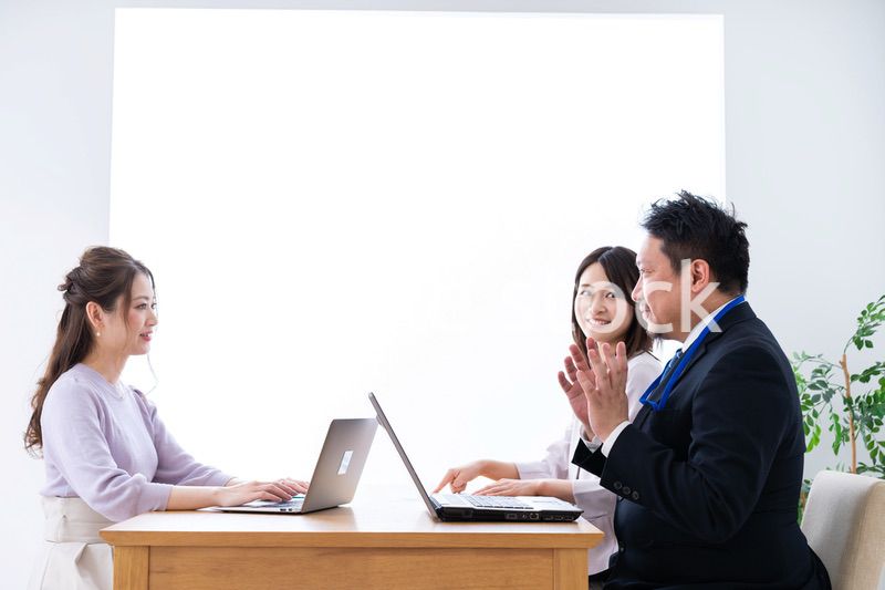 クライアントとのミーティングをするビジネスパーソン