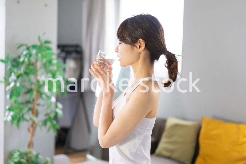 水分補給をする若い女性